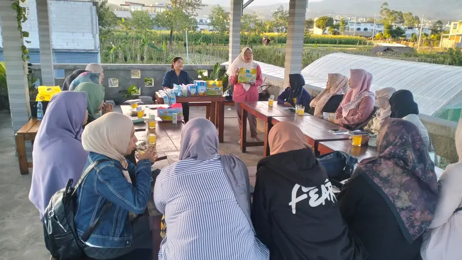 Mitra berbagi pengalaman produk dalam pertemuan